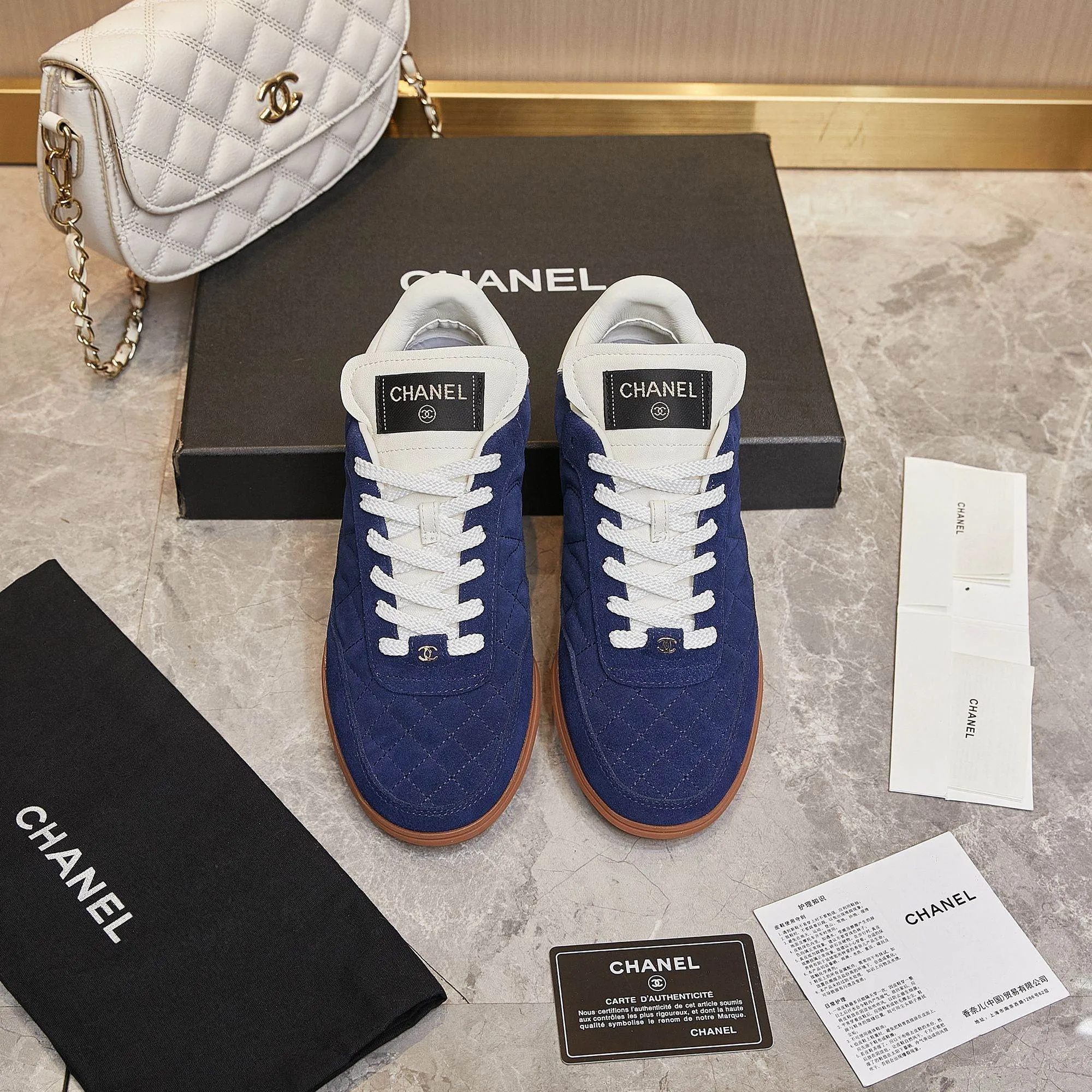 👟👟Ex-factory price 560👟👟 Chanel Chanel - 2024 counter top casual sports shoes This classic design; the upper is electro-embroidered with a variety of techniques; the outsole is fashionable and sporty; it is unusual to incorporate a variety of color matching elements... The diversified mix and match is very beautiful and versatile, casual, fashionable, sports and outdoor can be taken into account... ꫛꫀꪝ Go➫ Material: ❶Upper is made of: Original imported mixed-breed sheep ❷Inside made of: original imported breathable sheepskin ❸Outsole based on: original TPU outsole Full set of boutique packaging for women 35–41